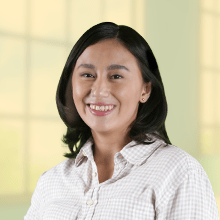 Headshot of Elaine, a corporate warrior and Sun Life financial advisor, beaming with a happy and satisfied smile.